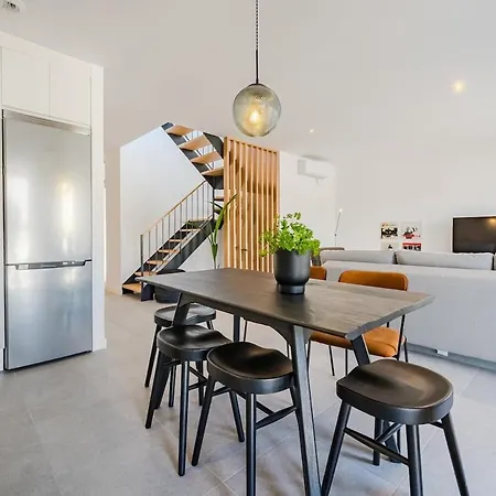 Cozy 2-br Penthouse With Private Rooftop Terrace Appartement